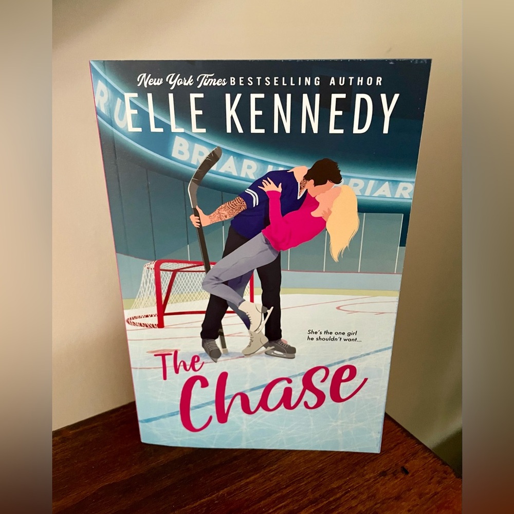 Elle kennedy 
Briar U Series 
The Chase
Book 1
First Run Blue sprayed edges